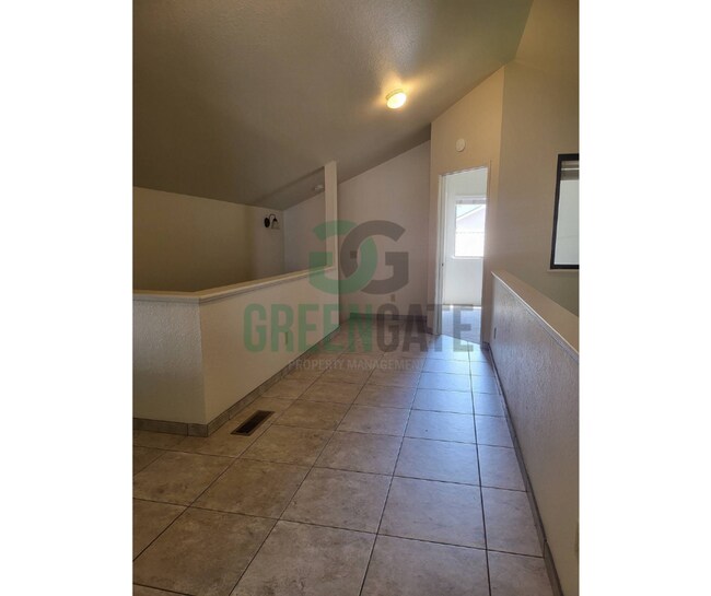 Building Photo - 2428 Woodvale Dr