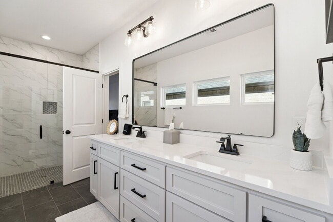Building Photo - Fully Furnished 4 Bedroom + Bonus Room