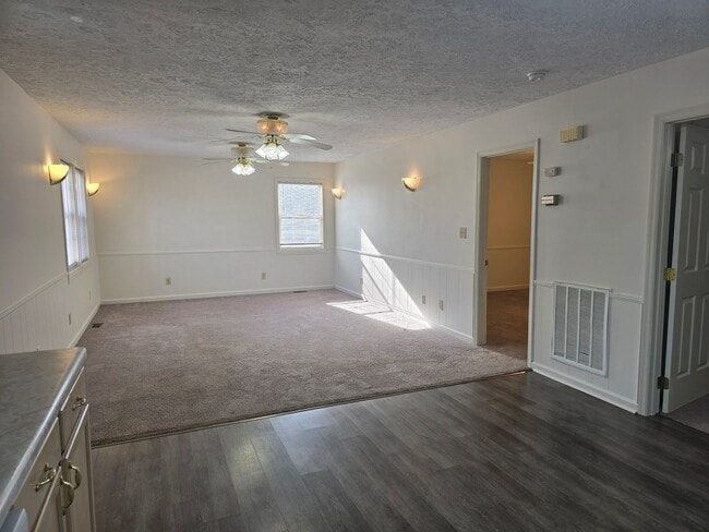 Building Photo - New Listing!!