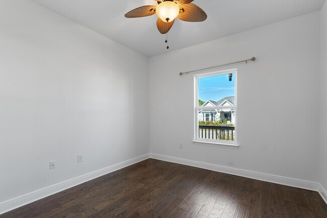 Building Photo - 590 Las Roblas Grande Dr