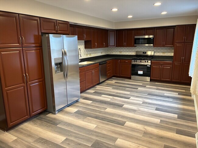 Building Photo - 127 Hickory Rd