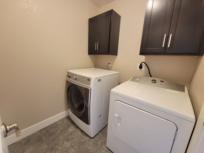Building Photo - Spacious 3 level, 4 bedroom townhome with attached 2 car garage at Silver Meadows Townhomes on Lo...
