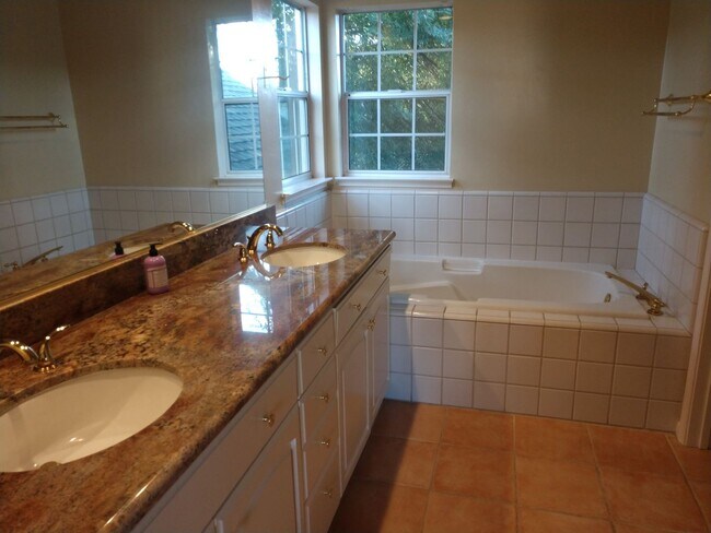Building Photo - 3+ Bedroom Glen Ellen Home!