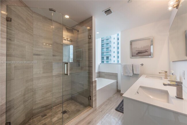 Building Photo - 1300 Brickell Bay Dr