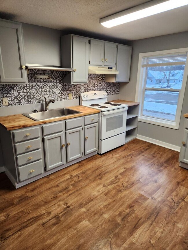 Building Photo - 7 Western Ave