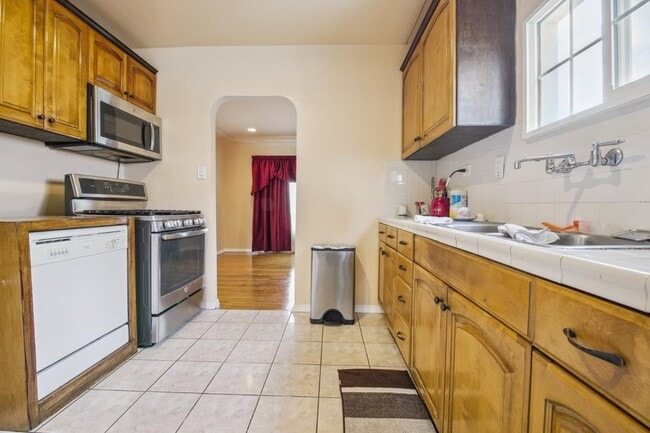 Building Photo - 517 E Chestnut St