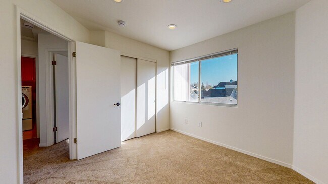 Building Photo - Charming 3 Bedroom 2.5 Bath with Bonus Room and Private Yard!