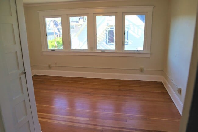 Building Photo - ON MONROE! Remodeled 4 Bed/2 Bath Better than on Campus