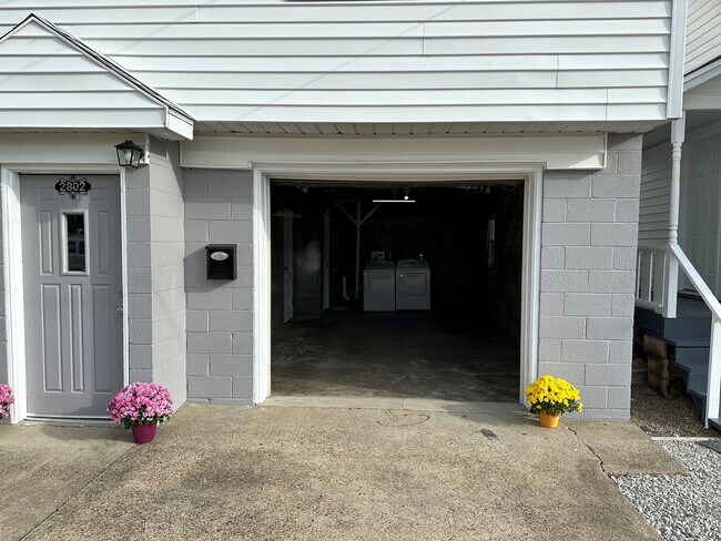 Building Photo - 2802 10th Ave