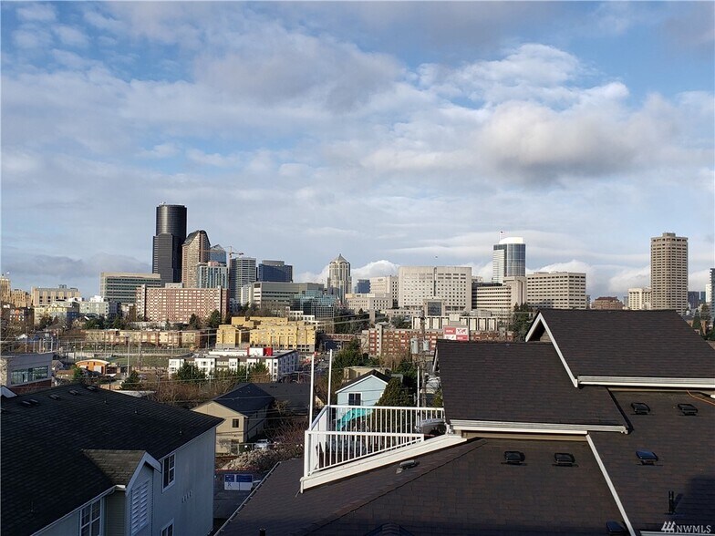 Building Photo - 701 17th Ave