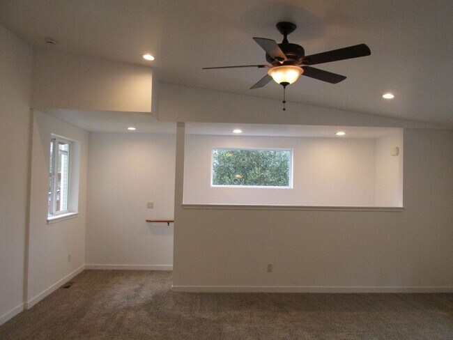 Building Photo - 3 Bedroom House in Burlington