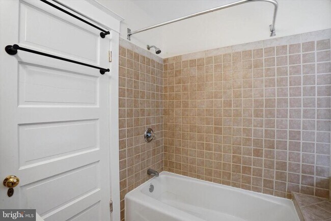 Building Photo - 220 N Orange St