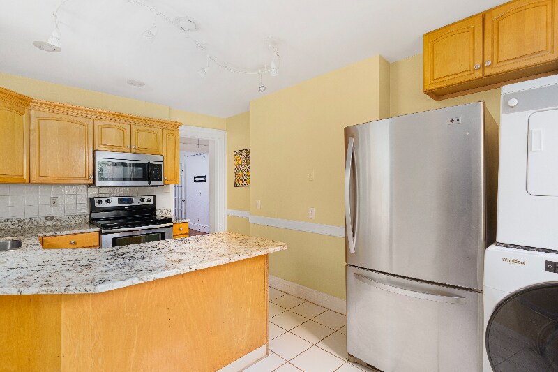 Building Photo - 77 Lloyd Ave