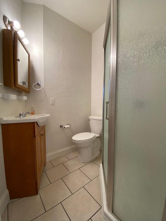 Building Photo - Spacious Four Bedroom in Squirrel Hill! Close to CMU! Ample Natural Light! Call Today!