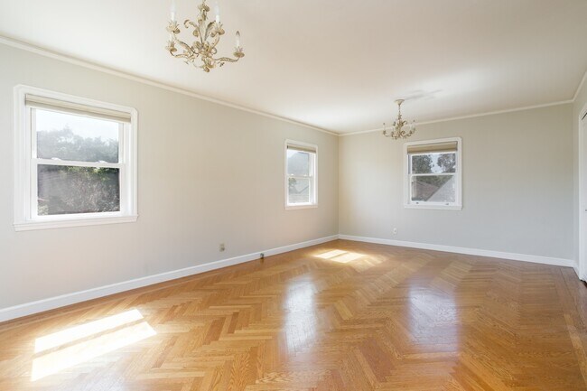 Building Photo - 818 Collier Dr