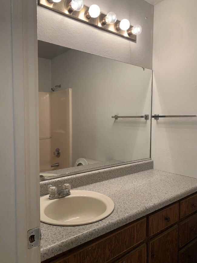 Building Photo - "Charming 1-Bedroom Retreat in Jonesboro's Heart – Cozy 500 Sq Ft Haven on Parnell Place!"