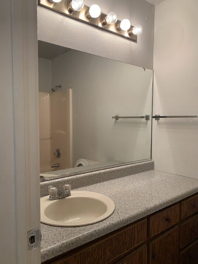 Building Photo - "Charming 1-Bedroom Retreat in Jonesboro's...