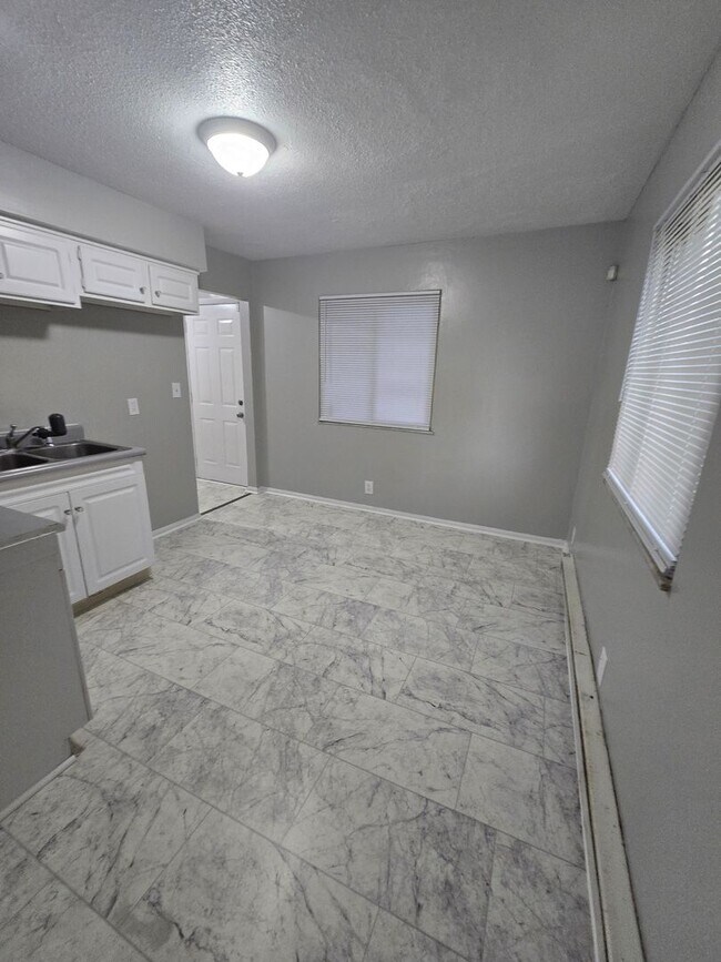 Building Photo - Two Bedroom Duplex located on the Westside off West 10th St and Lynhurst Dr
