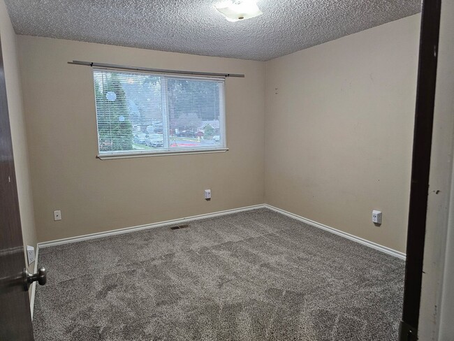 Building Photo - 3 Bedroom 1.5 Bathroom Single Family Home ...