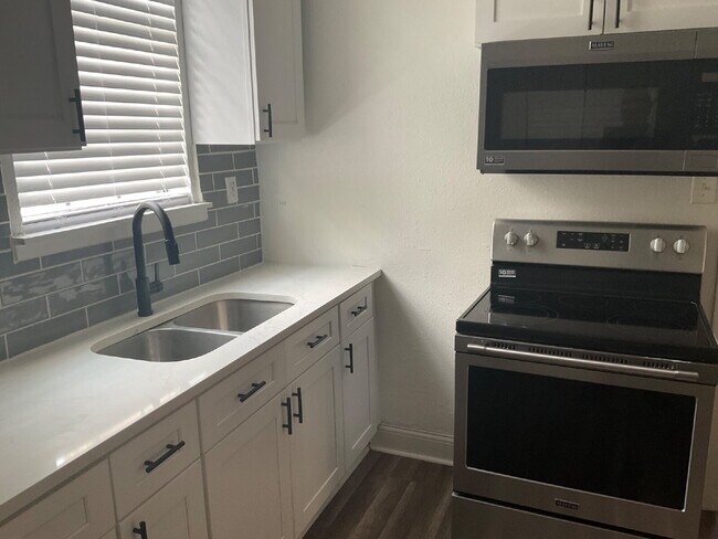 Building Photo - 1 Bedroom Close to SAC/Alamo Heights