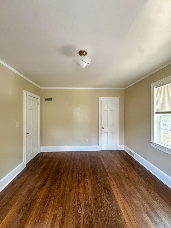 Building Photo - 512 1/2 Westmont Drive