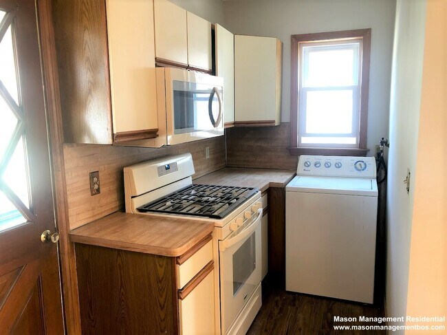 Building Photo - 84 Empire St