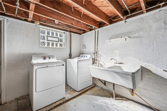 Building Photo - 1060 S Hermitage Rd