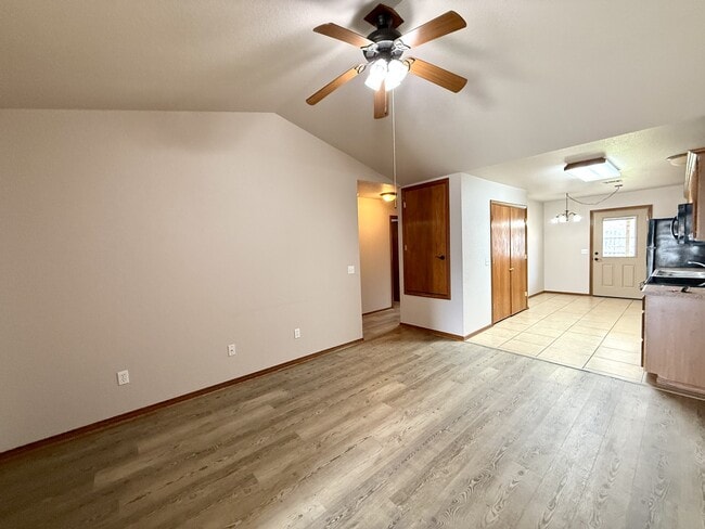 Building Photo - 2202 Lakeview Dr