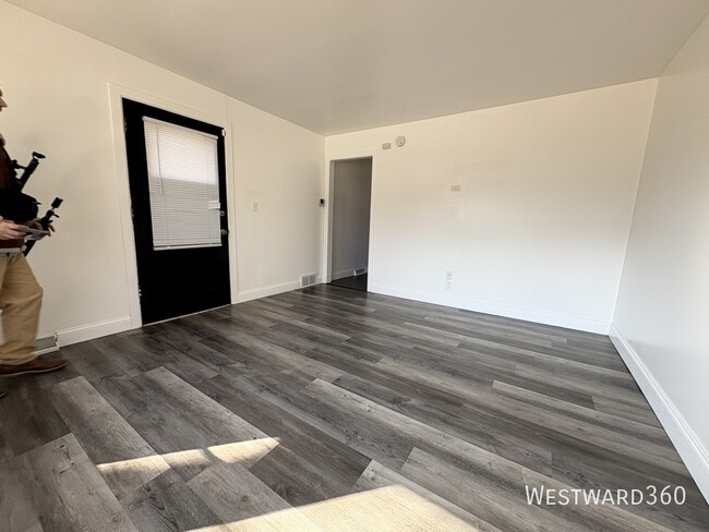 Building Photo - Spacious 2 Bed Townhome in South Burbs Chi...