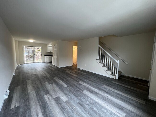 Building Photo - 3BR Townhome - Northampton School District
