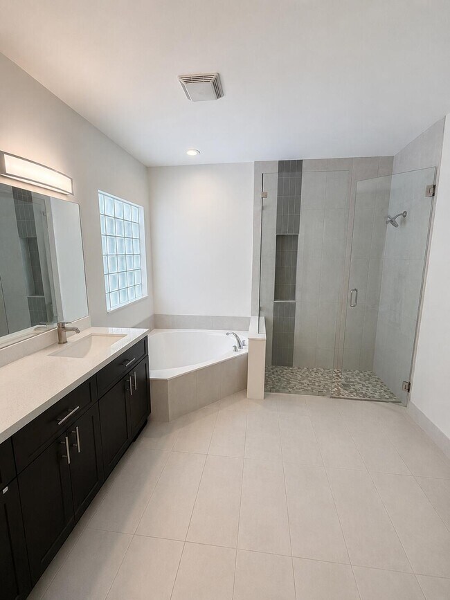 Building Photo - 6330 NW 80th Dr