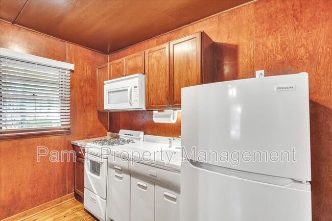 Building Photo - 12 Southwood Dr