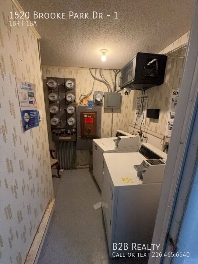 Building Photo - 1520 Brooke Park Dr