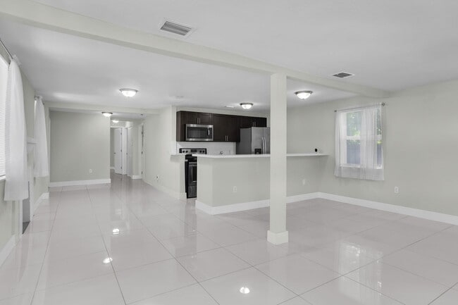 Building Photo - Rented