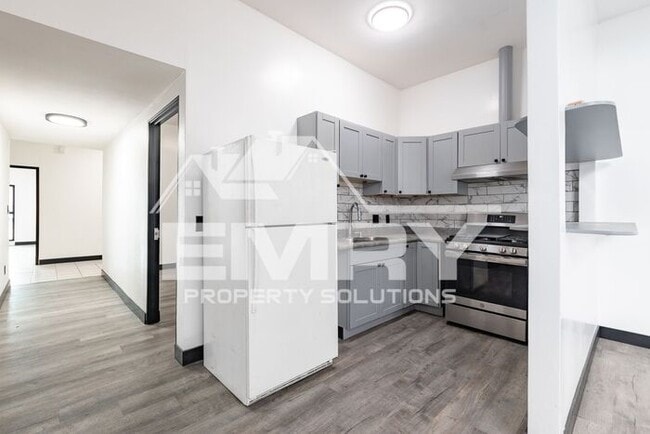 Building Photo - 942 S Gerhart Ave