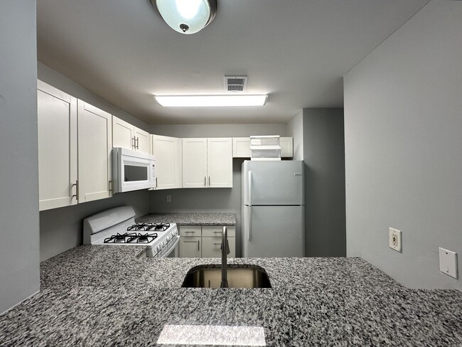 Building Photo - 2 bedroom, 1 bathroom