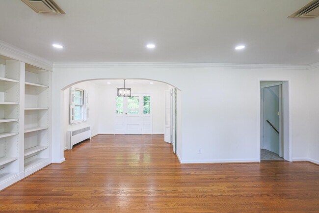Building Photo - 2302 Farringdon Rd