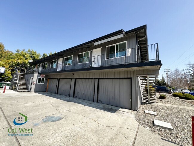 Building Photo - $2695 Remodeled 2 Bed/1 Bath Upstairs Unit
