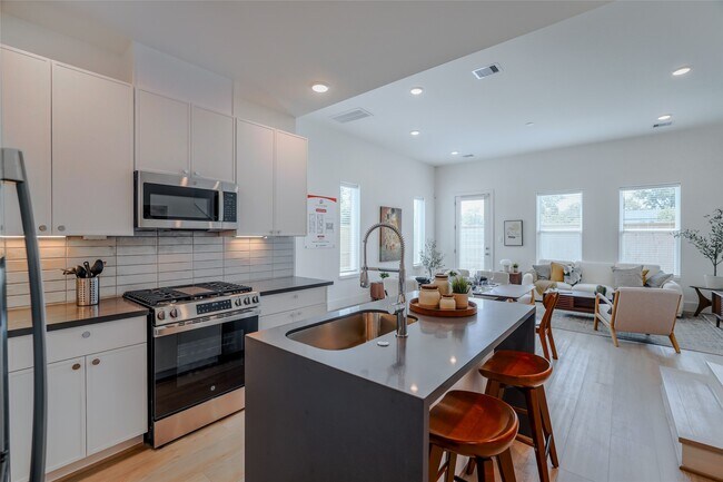 Building Photo - 862 Paul Quinn St