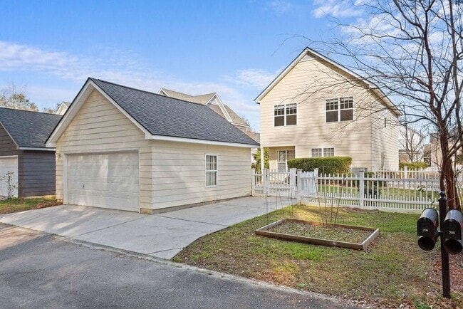 Building Photo - 206 Pimpernel St