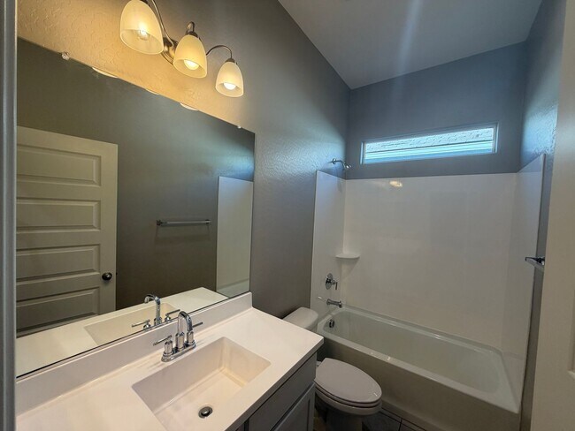 Building Photo - 40916 W Shaver Dr