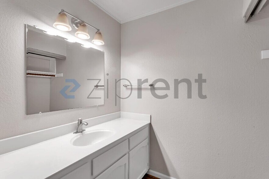 Building Photo - Unit 25