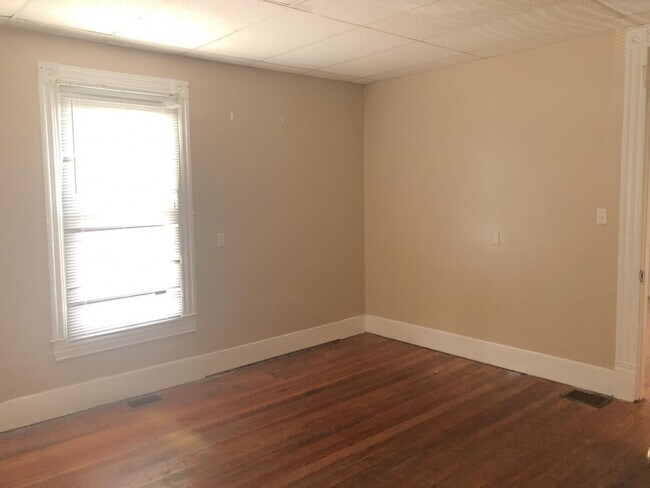 Building Photo - UK STUDENTS WELCOME! 5 Bedrooms, 2 Full Baths. UK CAMPUS ON WOODLAND AVE!