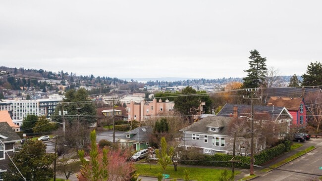 Building Photo - Beautiful 4 Bedroom Home in Queen Anne!