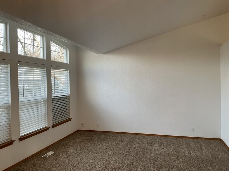 Living - 2027 North Dove Avenue