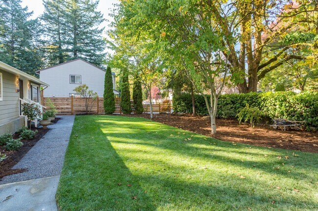 Building Photo - Gorgeous Lake Oswego Remodeled Cottage