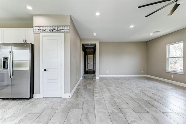 Building Photo - 5854 Southville St