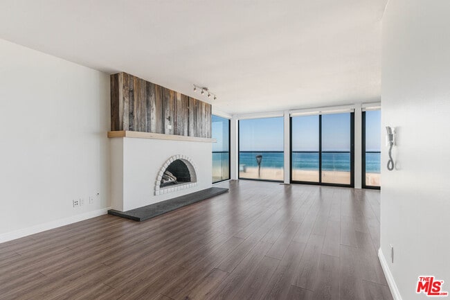 Building Photo - 2308 The Strand