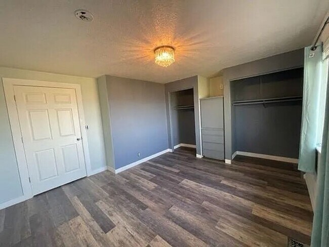 Building Photo - Beautiful country living!