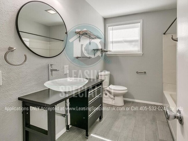 Building Photo - Adorable Custom 2 Bed Bungalow House Available to Prelease for August 2026!